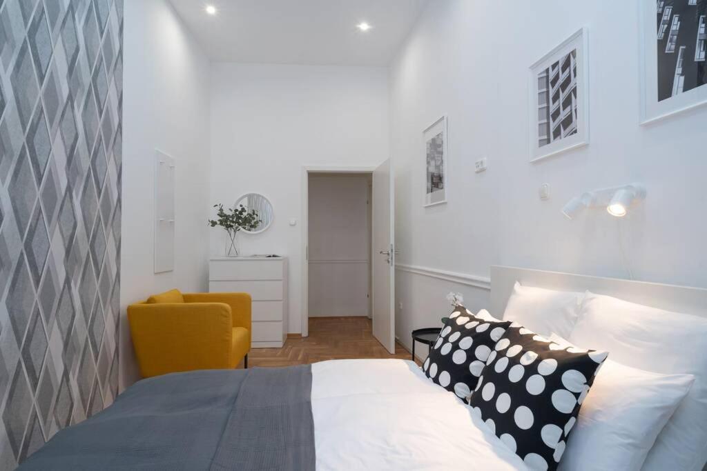Apartamento Located, 150 M2 5 Bedrooms Apt., *